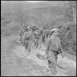 Le cortège du groupe d'autodéfense féminin (GAD) de Catinat avançant dans le djebel.