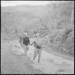 Le cortège du groupe d'autodéfense féminin (GAD) de Catinat avançant dans le djebel.
