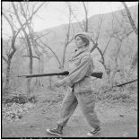 Portrait d'une combattante du groupe d'autodéfense de Catinat avançant dans le djebel.