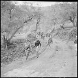 Le cortège du groupe d'autodéfense féminin (GAD) de Catinat avançant dans le djebel.