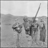 Entrainement au maniement de culasse pour les femmes du groupe d'autodéfense de Catinat.