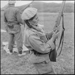 Entrainement au maniement de culasse pour une femme du groupe d'autodéfense de Catinat.