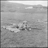 Portrait d'une combattante du groupe d'autodéfense de Catinat au pas de tir.