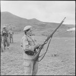 Entrainement au maniement de culasse pour une femme du groupe d'autodéfense de Catinat.