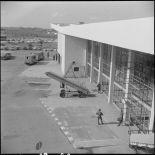 Devant l’aéroport de Maison-Blanche à Alger, une passerelle d'embarquement d'Air Algérie en attente d’un avion et de ses passagers.
