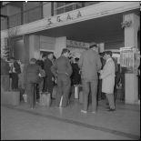 Aérogare de l’aéroport de Maison-Blanche à Alger pendant la grève des transporteurs aériens : l'attente dans le terminal.
