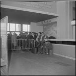 Aérogare de l’aéroport de Maison-Blanche à Alger pendant la grève des transporteurs aériens : l'attente dans le terminal.