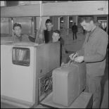 Aérogare de l’aéroport de Maison-Blanche à Alger pendant la grève des transporteurs aériens : contrôle de bagages des civils avant leur évacuation.