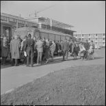 Evacuation de civils immobilisés pendant une grève des transporteurs aériens à l’aéroport de Maison-Blanche.