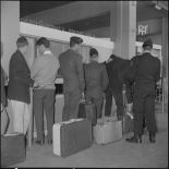 Aérogare de l’aéroport de Maison-Blanche à Alger pendant la grève des transporteurs aériens : l'attente dans le terminal.