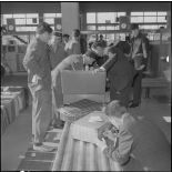 Aérogare de l’aéroport de Maison-Blanche à Alger pendant la grève des transporteurs aériens : contrôle de bagages des civils avant leur évacuation.