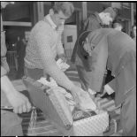 Aérogare de l’aéroport de Maison-Blanche à Alger pendant la grève des transporteurs aériens : contrôle de bagages des civils avant leur évacuation.