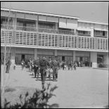 L’aéroport de Maison-Blanche pendant une grève des transporteurs aériens : des civils d'origine européenne et des militaires quittent l'aérogare.