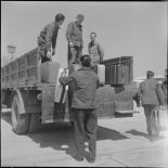 L’aéroport de Maison-Blanche pendant une grève des transporteurs aériens : déchargement des bagages d'un camion.