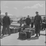 L’aéroport de Maison-Blanche pendant une grève des transporteurs aériens : rassemblement des bagages sur le tarmac.