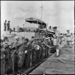 Des prisonniers libérés à Sam Son par le Vietminh débarquent sur les quais d'Haïphong.