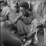Des tirailleurs sénégalais libérés par le Vietminh reçoivent de la nourriture à bord d'un chaland de débarquement les rapatriant vers Haïphong.