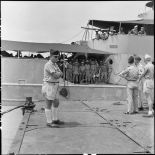 Des prisonniers libérés par le Vietminh débarquent d'un chaland de débarquement sur les quais d'Haïphong.