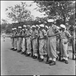 Garde d'honneur présente pour accueillir l'arrivée à Haïphong de prisonniers libérés par le Vietminh.