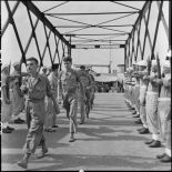 Des prisonniers libérés à Sam Son par le Vietminh débarquent sur les quais d'Haïphong accueillis par une garde d'honneur.