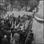Alger. Commémoration du 8 novembre 1942. Les personnalités pendant la sonnerie aux morts.