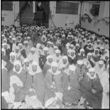 Medea. Les anciens combattants regardent le spectacle.