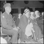 Medea. Un officier et d'anciens combattants regardent le spectacle.