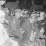 Medea. Un officier et d'anciens combattants regardent le spectacle.