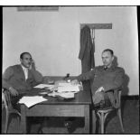 Algérie. Chenoune Slimane et le commandant Servant.