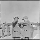 Beni-Messous. Centre d'instruction du train. Remise de la médaille d'officier de la Légion d'honneur à un lieutenant-colonel par le général Crépin.