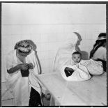 Alger. Le Berceau. Des femmes tricotent.