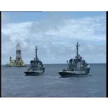 Remorquage des barges de levage Manutere et Cimagre (ciment et agrégats) du commissariat à l'énergie atomique (CEA) au large de l'atoll de Moruroa (Mururoa).