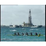 Course de pirogues et de relais en natation sur la plage de Moruroa (Mururoa) et diverses vues du village de l'atoll de Hao.
