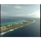 Prises de vues aériennes des atolls de Hao, de Moruroa (Mururoa) et de Fangataufa.