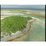 Prises de vues aériennes des atolls de Moruroa (Mururoa) et de Fangataufa.