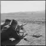 Cherchell. Formation des élèves officiers de réserve (EOR). Tir à la mitrailleuse de 30.