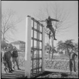 Cherchell. Formation des élèves officiers de réserve (EOR). Parcours du combattant. Passage des obstacles.