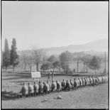 Cherchell. Formation des élèves officiers de réserve (EOR). Cours en plein air. Au fond Le Chenoy.