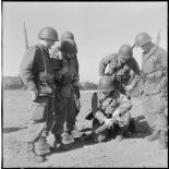 Cherchell. Formation des élèves officiers de réserve (EOR). Confection et pose d'une charge destinée à faire sauter un réseau de barbelés.