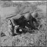 Cherchell. Formation des élèves officiers de réserve (EOR). Confection et pose d'une charge destinée à faire sauter un réseau de barbelés.