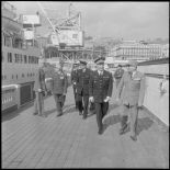 Port d'Alger. Prise d'armes. Les généraux Jacquier et Pinsard avant l'embarquement.