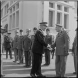Port d'Alger. Prise d'armes. Revue des officiers par le général Jacquier.