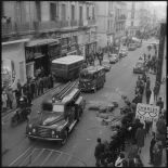 Oran. Obsèques des victimes des manifestations du 28 février 1961. Les sapeurs-pompiers passent dans une rue.