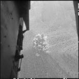 Région d'Alger. Groupe Guyenne. Largage de bombes depuis un avion Douglas B 26 Invader.