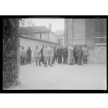 Arrivée du ministre au milieu des officiers du cantonnement du 101e. [légende d'origine]