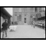 M. le ministre écoutant la musique du 101e (Mourmelon-le-Petit). [légende d'origine]