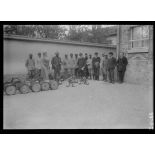 M. le ministre et officiers écoutant la musique du 101e (Mourmelon-le-Petit). [légende d'origine]