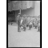 Félicitation au chef de musique du 101e d'infanterie. Mourmelon-le-Petit. [légende d'origine]