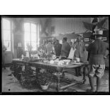 M. le ministre causant avec les officiers dans la salle de l'exposition. [légende d'origine]