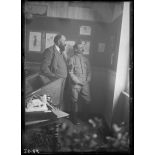 M. le ministre et le colonel du 101e dans la salle de l'exposition. [légende d'origine]